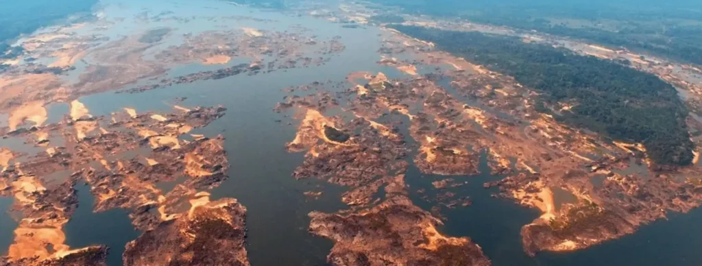Após intensa pressão do Ministério Público Federal (MPF) e de diversas organizações da sociedade civil, a Justiça Federal do Pará determinou a realização de uma inspeção judicial técnica na região do Pedral do Lourenço, no Rio Tocantins. Essa decisão, que representa uma importante vitória para a proteção ambiental e os direitos das comunidades locais, foi tomada durante uma audiência de conciliação realizada em Belém na última terça-feira, 10 de junho. A medida é parte de uma Ação Civil Pública (ACP) movida pelo MPF, que questiona o licenciamento das controversas obras de derrocamento no local. É inaceitável que o governo, em sua ânsia por projetos que muitas vezes negligenciam os impactos socioambientais, precise ser constantemente acionado pela Justiça e pela sociedade civil para agir com responsabilidade. A audiência, conduzida pelas juízas Hind Ghassan Kayath e André Luís Cavalcanti Silva, contou com a participação de representantes do MPF, do governo federal, do Instituto Zé Cláudio e Maria, e de associações de pescadores. A presença dessas entidades é crucial e demonstra a força da mobilização popular frente à inércia ou, pior, à conivência do poder público com interesses que não os da população e do meio ambiente. Essa decisão é um lembrete de que a vigilância e a articulação da sociedade civil são ferramentas poderosas para exigir transparência e responsabilidade dos nossos governantes. O Rio Tocantins e as comunidades que dele dependem merecem respeito e proteção, e não a imposição de projetos que ameaçam sua existência.