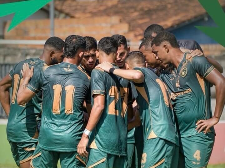 Sob um sol escaldante, o Canaã FC confirmou sua superioridade e garantiu vaga nas semifinais da Série A2 do Campeonato Paraense, a popular "Segundinha". A equipe goleou o Marajó por 3 a 0 no jogo de volta das quartas de final, realizado na manhã deste sábado (12), no Estádio Ninho do Japiim, em Castanhal (PA). Com a vantagem de ter vencido o jogo de ida por 2 a 0 em Breves, o Canaã entrou em campo com postura ofensiva e dominou completamente o adversário. O Marajó, visivelmente desgastado, pouco conseguiu reagir. O placar foi aberto aos 40 minutos do primeiro tempo, em uma bela triangulação que resultou no gol de Camilo. Pouco depois, aos 45 minutos, Felipe Vigia ampliou, após mais uma jogada bem construída pela equipe. No segundo tempo, o domínio do Canaã FC persistiu. Aos 34 minutos, David Cohen, que havia entrado na etapa final, marcou um golaço e fechou o placar em 3 a 0. Próximo Desafio e o Papel de Samuel Cândido Com a vitória, o Canaã FC agora enfrenta o São Francisco de Santarém na semifinal, em busca de uma vaga na grande final e no tão sonhado acesso à elite do futebol paraense em 2026. Um dos pilares da campanha do Canaã tem sido o comando técnico de Samuel Cândido. Com vasta experiência, o treinador soube superar o tropeço da estreia e conduziu a equipe com equilíbrio e evolução ao longo da competição. Um exemplo de sua postura profissional foi a decisão de barrar o atacante David Cohen, mesmo com o vínculo familiar com a presidência do clube, provando sua autonomia e compromisso com o desempenho coletivo. A Federação Paraense de Futebol (FPF) definirá em breve as datas e locais das partidas da semifinal. Demais Resultados das Quartas de Final: São Raimundo 3 x 2 Itupiranga - São Raimundo classificado. Amazônia 0 x 0 Paragominas (5 x 4 nos pênaltis) - Amazônia classificada. Urumajó 1 x 0 União Paraense - Urumajó classificado. Confrontos das Semifinais: Canaã FC x São Francisco Amazônia x Urumajó