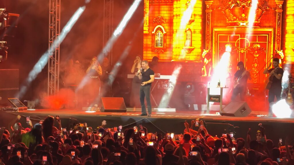 Praia do Pontão volta a atrair turistas com shows e estrutura reforçada