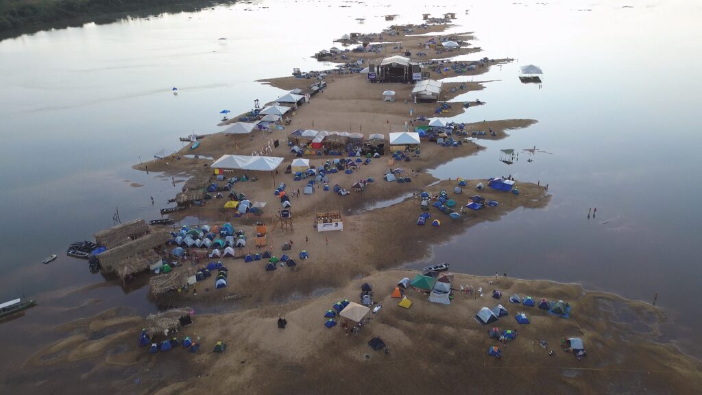 Praia do Pontão volta a atrair turistas com shows e estrutura reforçada