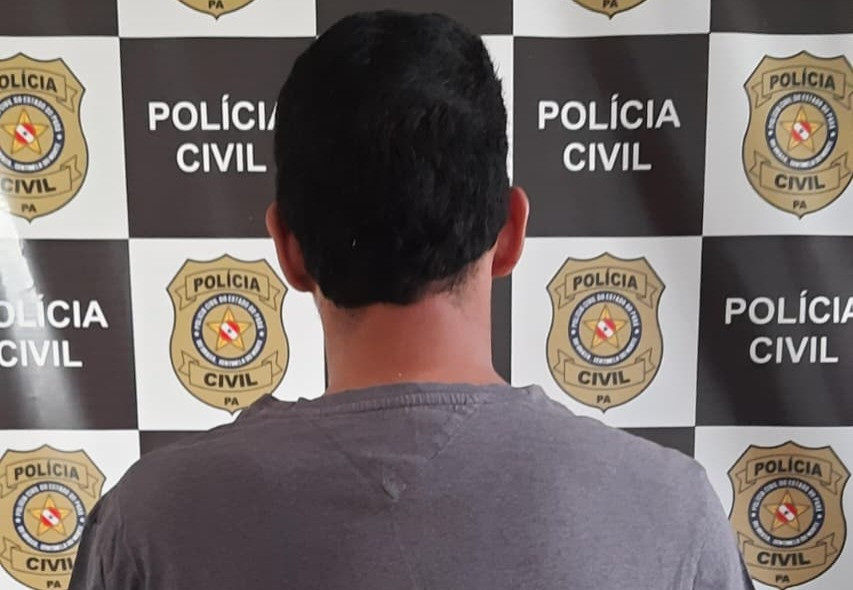 A Polícia Civil do Estado do Pará (PCPA), por meio da Delegacia de Xinguara, realizou nesta terça-feira, 12 de agosto de 2025, a prisão em flagrante de um homem suspeito de armazenar conteúdo sexual envolvendo uma adolescente no município de Xinguara, sudeste do estado. De acordo com informações repassadas pela própria vítima, o investigado possuía vídeos íntimos seus e a ameaçava com a possibilidade de divulgação do material na internet. A denúncia levou à abertura imediata de um boletim de ocorrência, dando início à atuação rápida das autoridades policiais. Ação rápida da Polícia Civil Após o registro da ocorrência, uma equipe da Delegacia de Xinguara deslocou-se até o local de trabalho do suspeito. No momento da abordagem, ele foi informado sobre as investigações e conduzido à delegacia para prestar esclarecimentos. Durante a análise do celular do investigado, os policiais encontraram arquivos de conteúdo sexual envolvendo a adolescente, confirmando o teor da denúncia feita pela vítima. Diante da constatação, o homem recebeu voz de prisão em flagrante pelo crime de armazenamento de conteúdo pornográfico de menor de idade, previsto no Estatuto da Criança e do Adolescente (ECA). Procedimentos legais e situação atual Após os procedimentos de praxe na delegacia, o suspeito foi encaminhado para o sistema prisional e permanece à disposição da Justiça. O caso será investigado para identificar se houve tentativa ou efetiva divulgação do material na internet e se existem outras vítimas. A Polícia Civil do Pará reforça que esse tipo de crime possui penas severas, podendo resultar em prisão de até seis anos, além de multa. O armazenamento e compartilhamento de conteúdo sexual envolvendo menores são considerados crimes gravíssimos e estão previstos nos artigos 240 a 241-E do ECA. Importância da denúncia A Delegacia de Xinguara ressaltou a importância da denúncia rápida nesses casos, permitindo que a ação policial seja imediata e aumente as chances de responsabilização do autor. O anonimato do denunciante é garantido pela lei, e qualquer pessoa pode informar às autoridades sobre casos de abuso, exploração ou posse de conteúdo pornográfico infantil por meio do Disque 100, do Disque 181 ou diretamente na delegacia mais próxima. Segundo especialistas em segurança digital, a rápida comunicação com a polícia é fundamental para evitar a disseminação do conteúdo na internet, uma vez que a exclusão completa do material pode ser difícil após a publicação online. Xinguara registra aumento nas denúncias Nos últimos meses, a cidade de Xinguara e municípios vizinhos registraram aumento no número de denúncias de crimes virtuais envolvendo menores. A Polícia Civil tem reforçado o trabalho de investigação e promovido campanhas de conscientização para alertar sobre os riscos do compartilhamento de fotos íntimas e sobre a importância da segurança digital. De acordo com dados atualizados da Secretaria de Segurança Pública e Defesa Social do Pará (Segup), em 2024 foram registrados mais de 180 casos de crimes relacionados a imagens íntimas de menores em todo o estado, um aumento de cerca de 25% em relação ao ano anterior. Conscientização e prevenção A Polícia Civil e órgãos de proteção à criança e ao adolescente recomendam que os pais e responsáveis orientem jovens sobre o perigo de compartilhar fotos ou vídeos íntimos, mesmo com pessoas de confiança, pois o risco de vazamento é sempre presente. Também é importante que adolescentes conheçam seus direitos e saibam como agir em situações de ameaça ou chantagem. Campanhas educativas e palestras em escolas têm sido estratégias adotadas em Xinguara e região para prevenir novos casos e reforçar que o armazenamento, produção ou compartilhamento de conteúdo sexual envolvendo menores é crime, independentemente do consentimento. A PCPA reafirma seu compromisso de combater crimes sexuais contra crianças e adolescentes, garantindo proteção às vítimas e punição aos agressores.