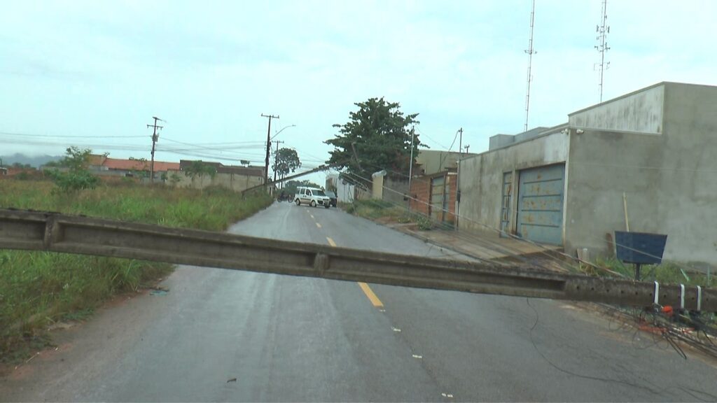 postes caídos e bairros sem energia elétrica