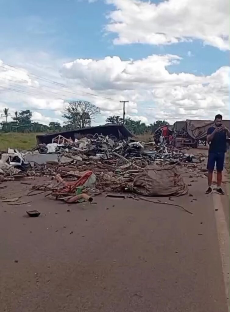 Forte colisão entre dois caminhões na BR-155