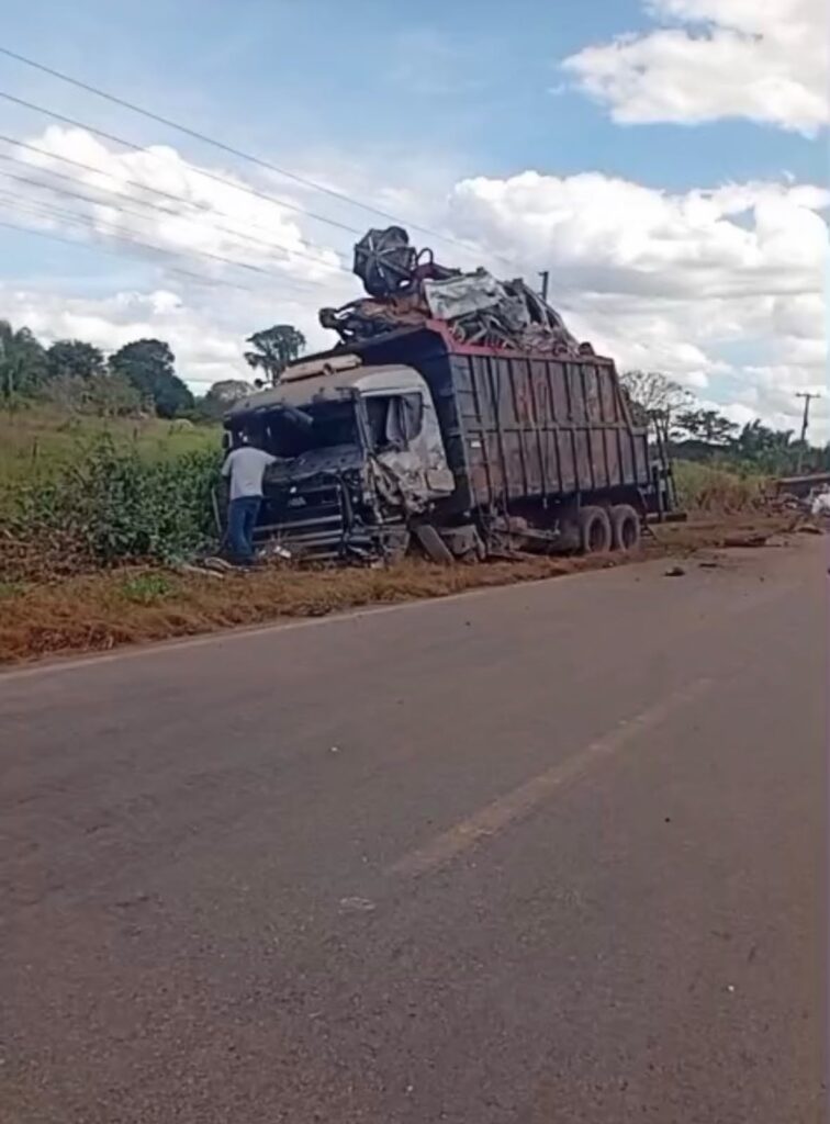 Forte colisão entre dois caminhões na BR-155