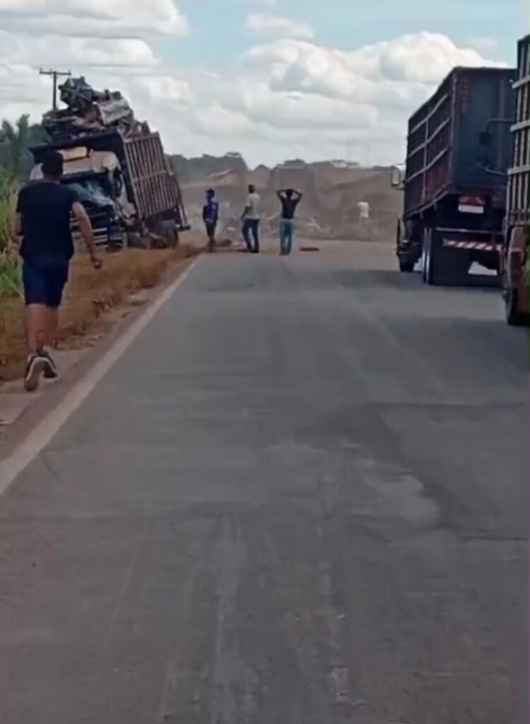 Forte colisão entre dois caminhões na BR-155