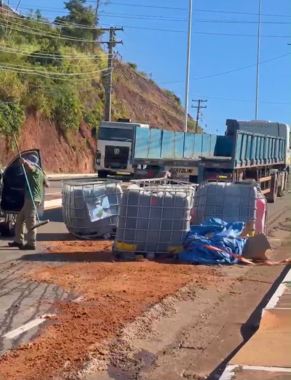 Caminhão perde carga de fluido de arrefecimento no Morro das Antenas, em Canaã dos Carajás